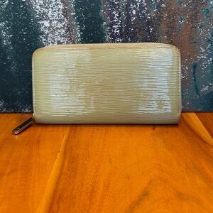 Louis Vuitton RARE Zippy Wallet in Pistachio Green (EUC)